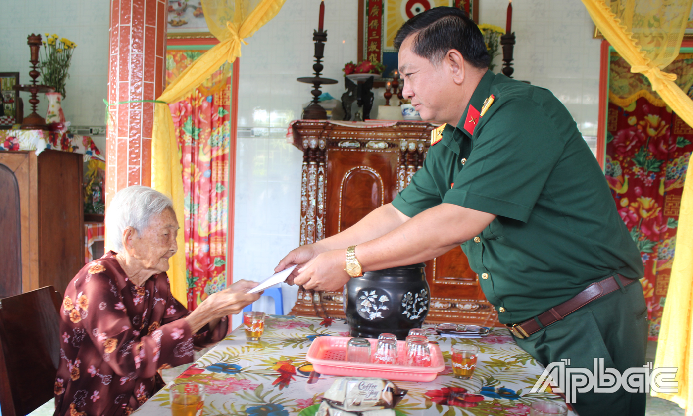 Trao tặng quà tại gia đình Mẹ Việt Nam anh hùng Nguyễn Thị Hai.   
