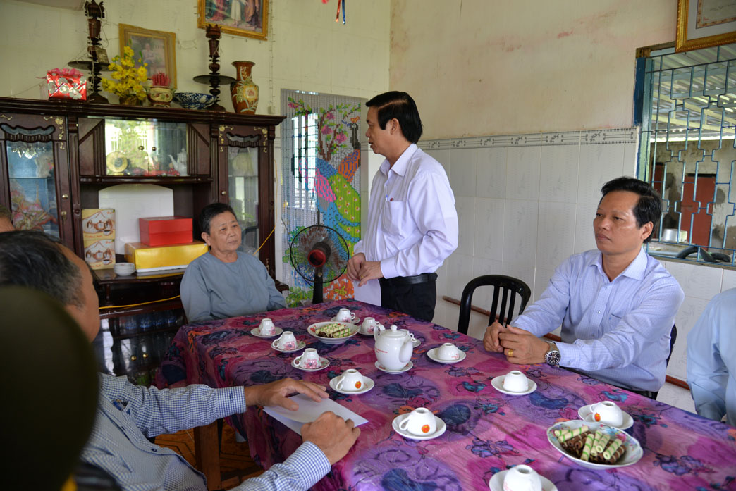 -	Bí thư Tỉnh ủy Nguyễn Văn Danh ân cần thăm hỏi sức khỏe Mẹ Việt Nam anh hùng Lại Thị Lệ Chi ở ấp Nghĩa Chí