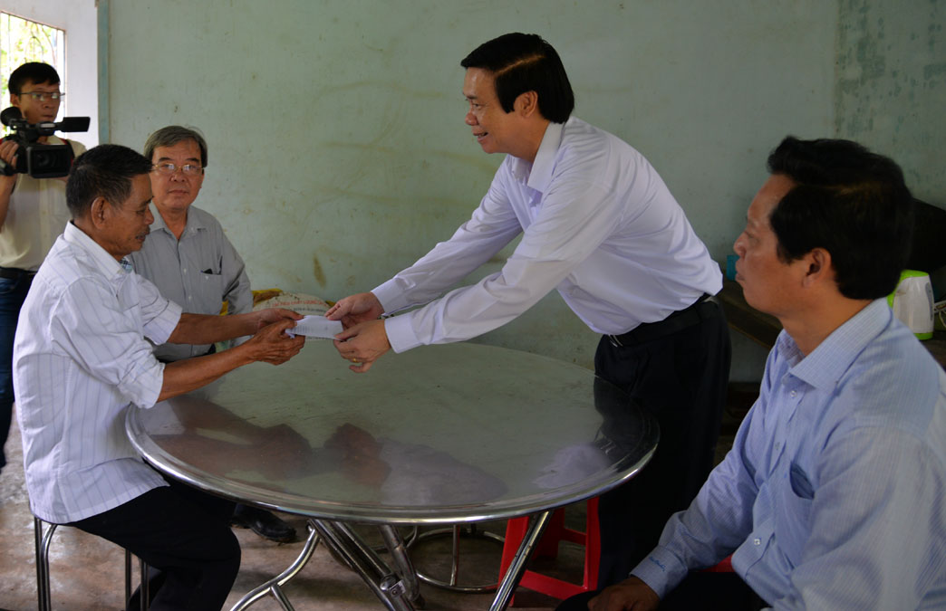 -	Bí thư Tỉnh ủy Nguyễn Văn Danh trào quà đến bệnh binh Nguyễn Văn Cúc, ở ấp Tân Xuân