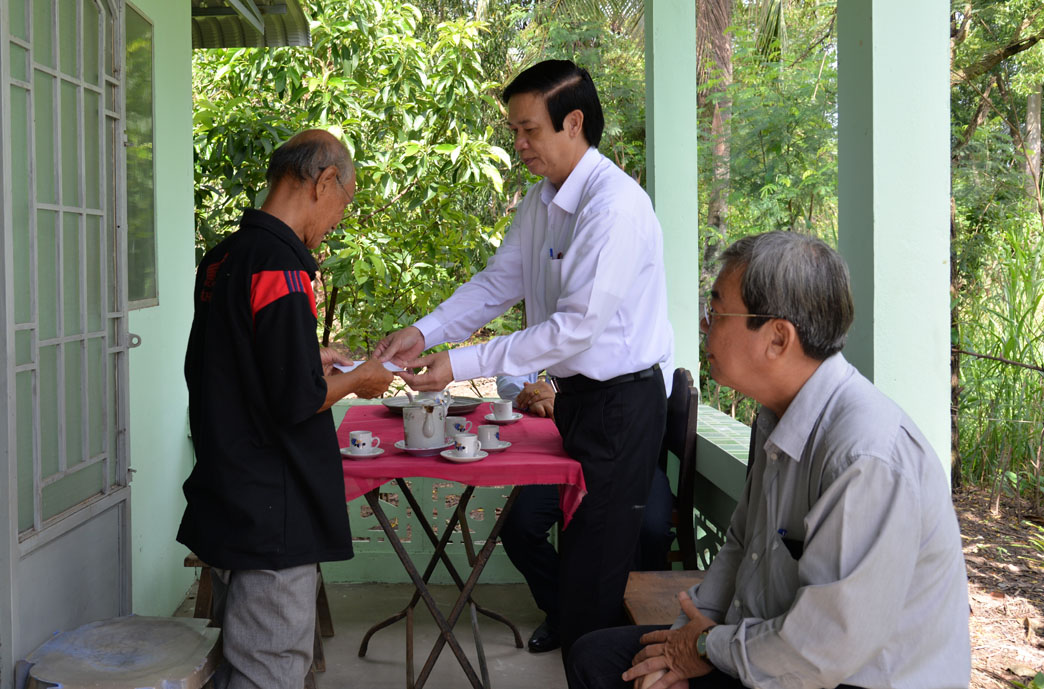 Bí thư Tỉnh ủy ân cần hỏi thăm và chia sẻ với cha liệt sĩLưu Hồng Võ ở ấp Tân Xuân