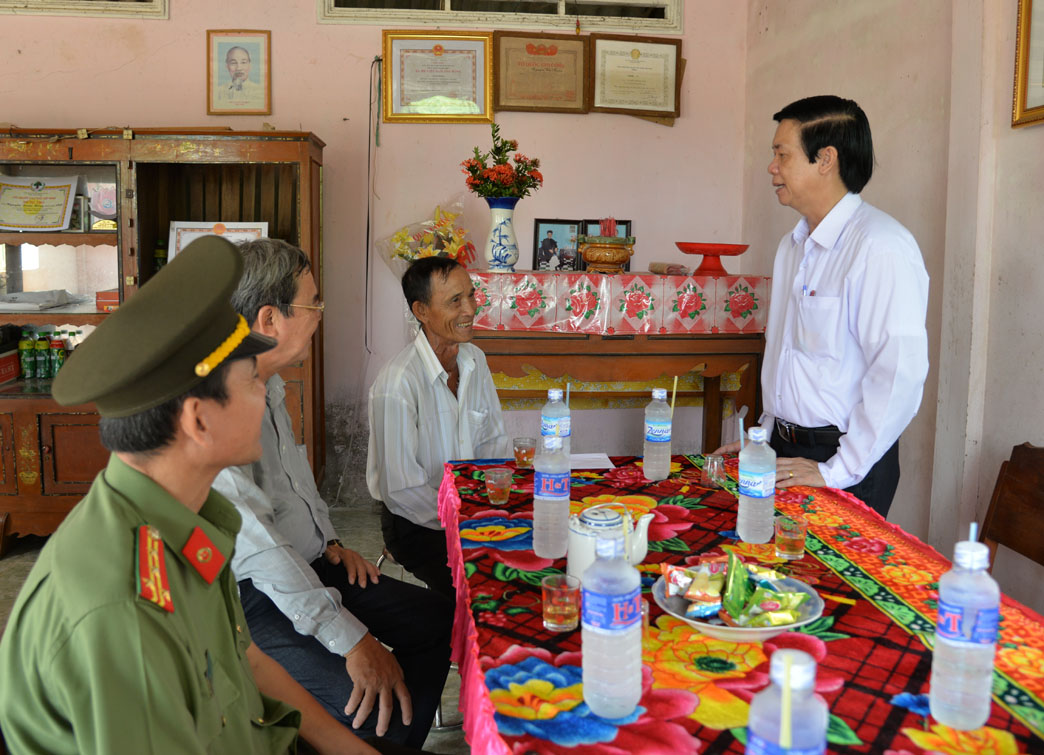Cán bộ bị địch bắt tù đạy Nguyễn Xuân Hồng ở ấp Tân xuân xúc động trước sự quan tâm của lạnh đạo tỉnh và địa phương