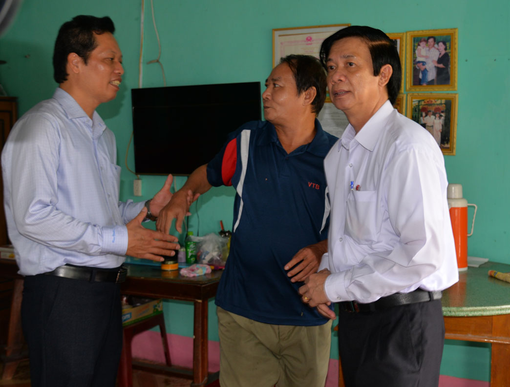 Bệnh binh Lê Văn Tính ở ấp Thanh Nhung 2 bày tỏ niềm vui mừng khi Bí thư Tỉnh ủy Nguyễn Văn Danh và Bí thư Huyện ủy Gò Công Đông Nguyễn Thành Diệu đến tận nhà thăm hỏi