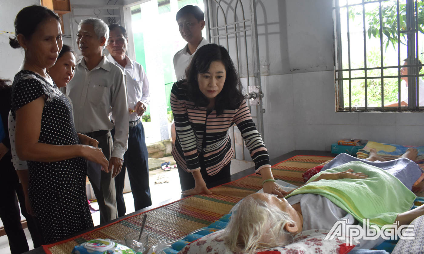 Đồng chí Châu Thị Mỹ Phương ân cần thăm hỏi, tặng quà cho gia đình bà Trương Thị Tạo