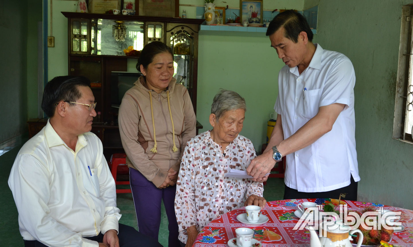 Đồng chí Lê Văn Hưởng thăm, tặng quà gia đình bà Nguyễn Thị Đông (vợ liệt sĩ).