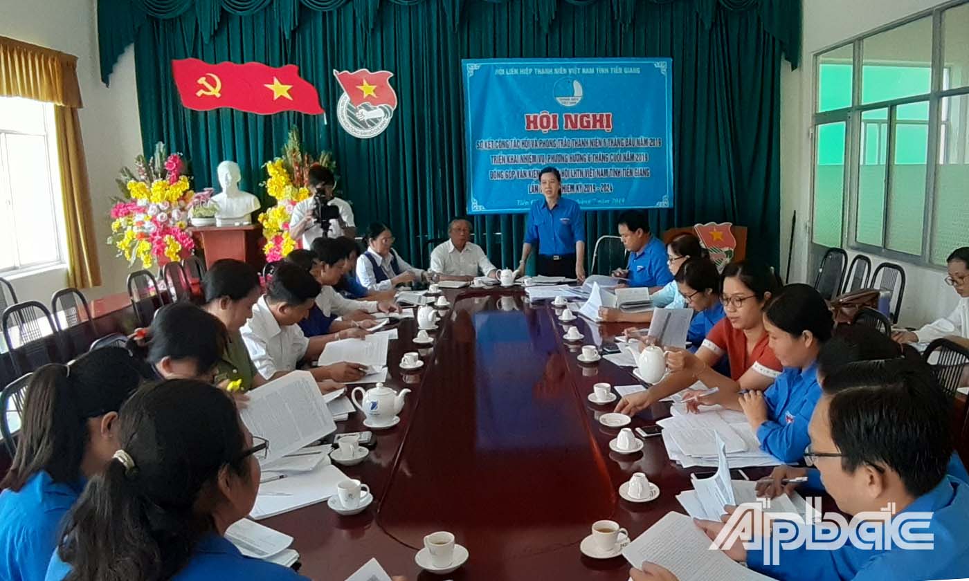 Các đại biểu làm việc tại hội nghị.