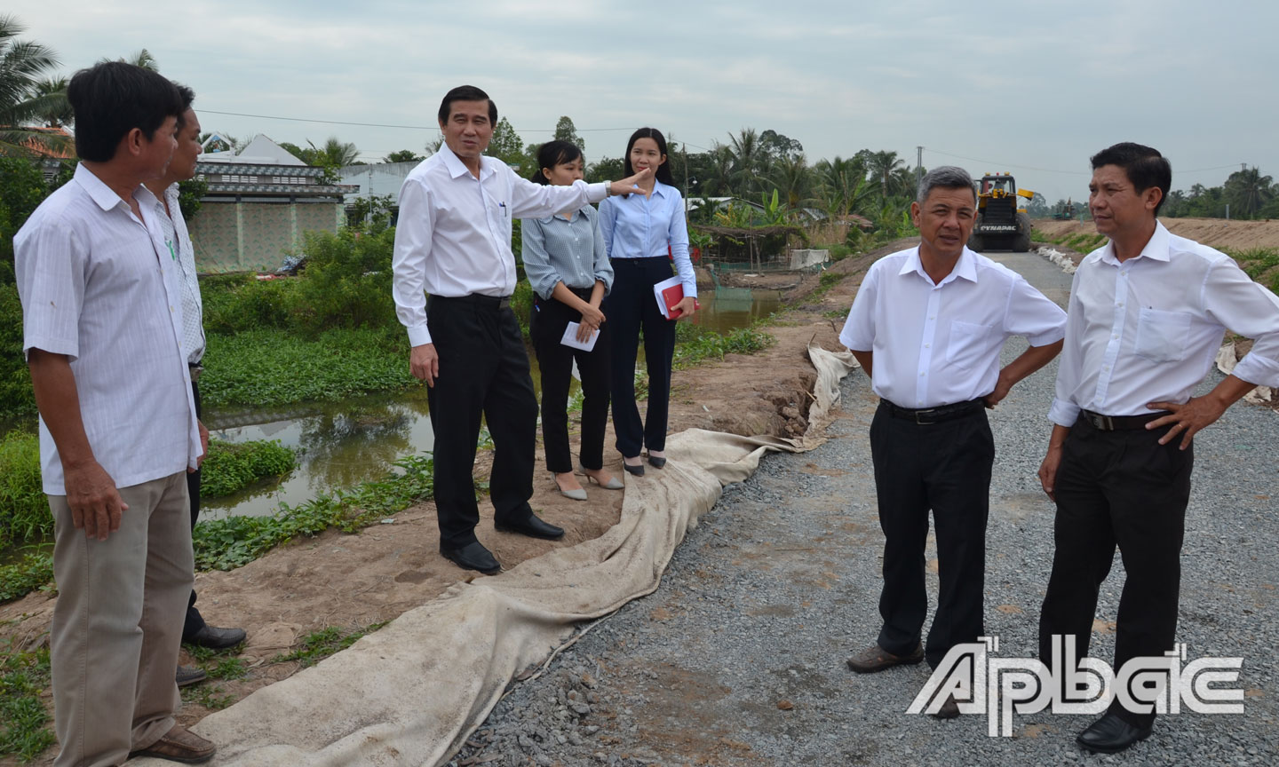 Chủ tịch UBND tỉnh Lê Văn Hưởng kiểm tra công tác giải phóng mặt bằng Dự án tại huyện Cái Bè.