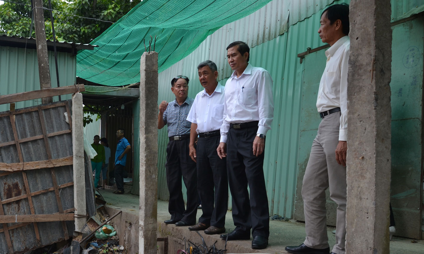 Chủ tịch UBND tỉnh Lê Văn Hưởng kiểm tra tiến độ giải quyết kiến nghị của người dân tại kinh Rạch Tắc.