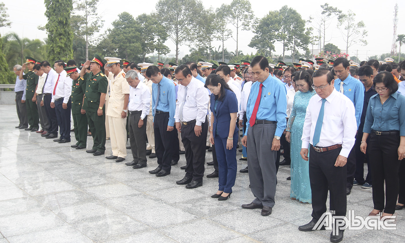 Đoàn dành một phút mặc niệm tưởng nhớ công ơn các Anh hùng liệt sĩ.