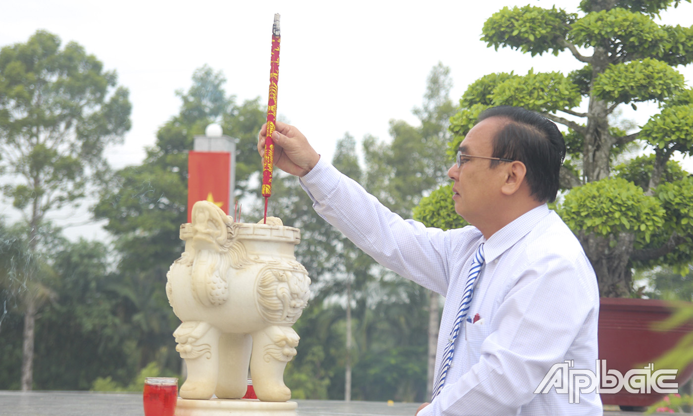 Đồng chí Võ Văn Bình thắp hương tại Nghĩa trang liệt sĩ tỉnh.
