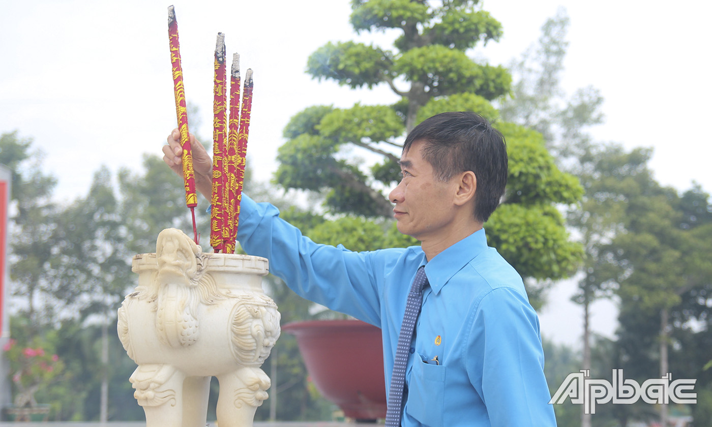 Đồng chí Trần Văn Thuật thắp hương tại Nghĩa trang Liệt sĩ tỉnh.