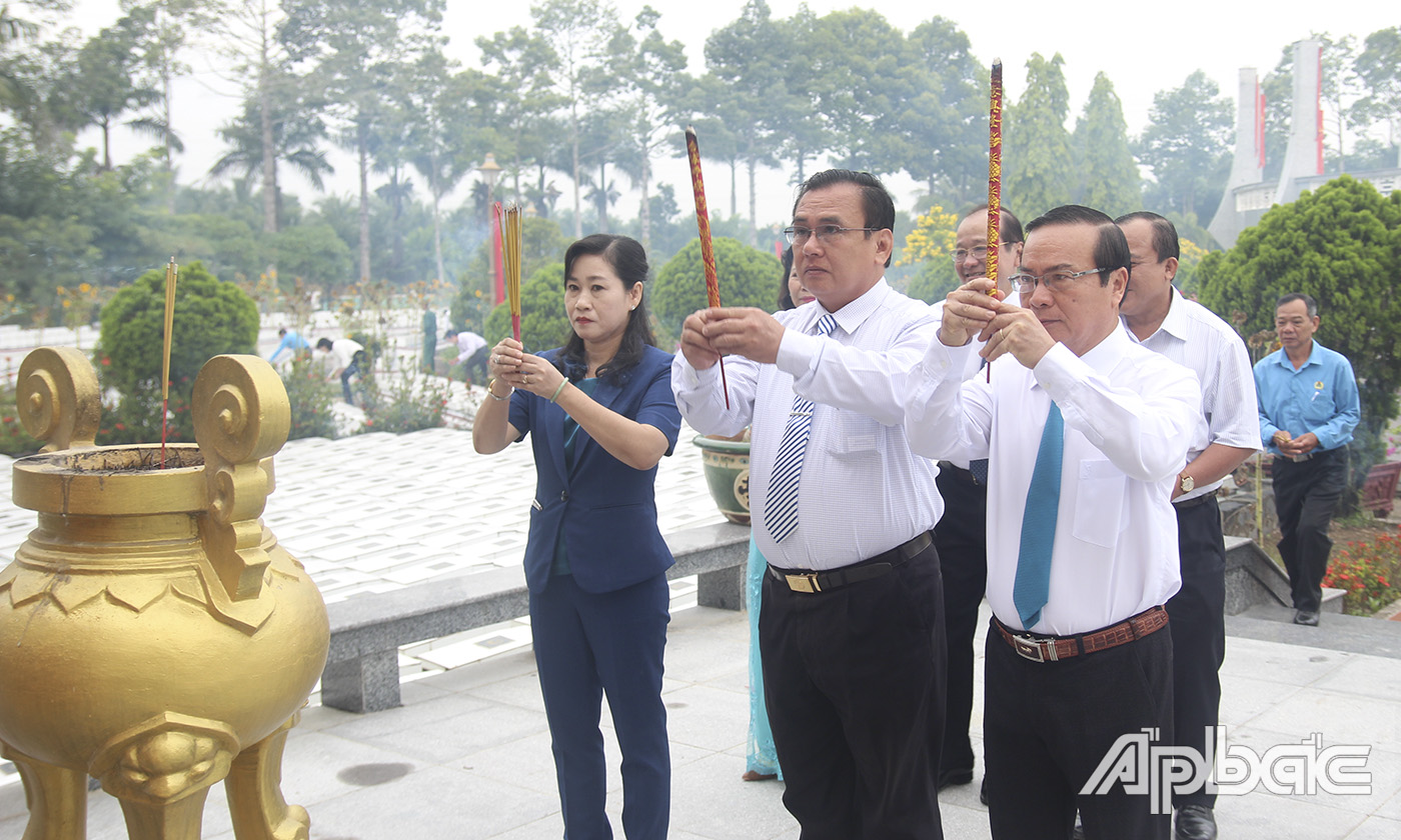 Lãnh đạo tỉnh thắp hương cho những Liệt sĩ chưa biết tên.