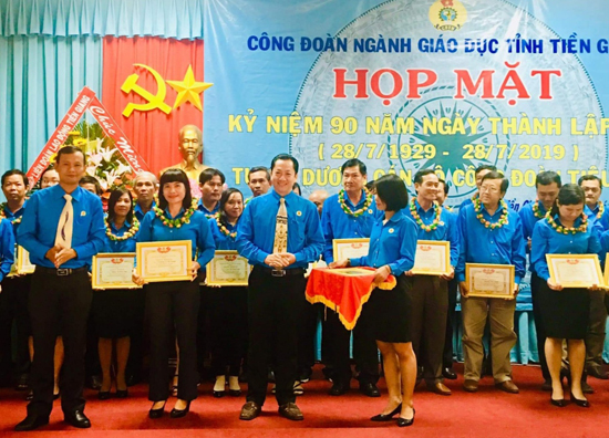  Tuyên dương những cán bộ, đoàn viên tiêu biểu xuất sắc.