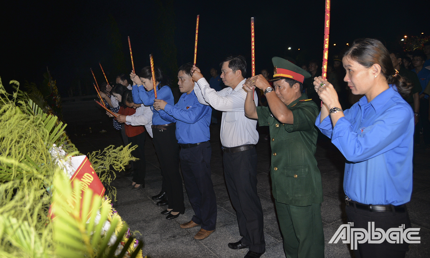 Lãnh đạo tỉnh và Tỉnh đoàn dâng hương tại Nghĩa trang Liệt sĩ tỉnh Tiền Giang.