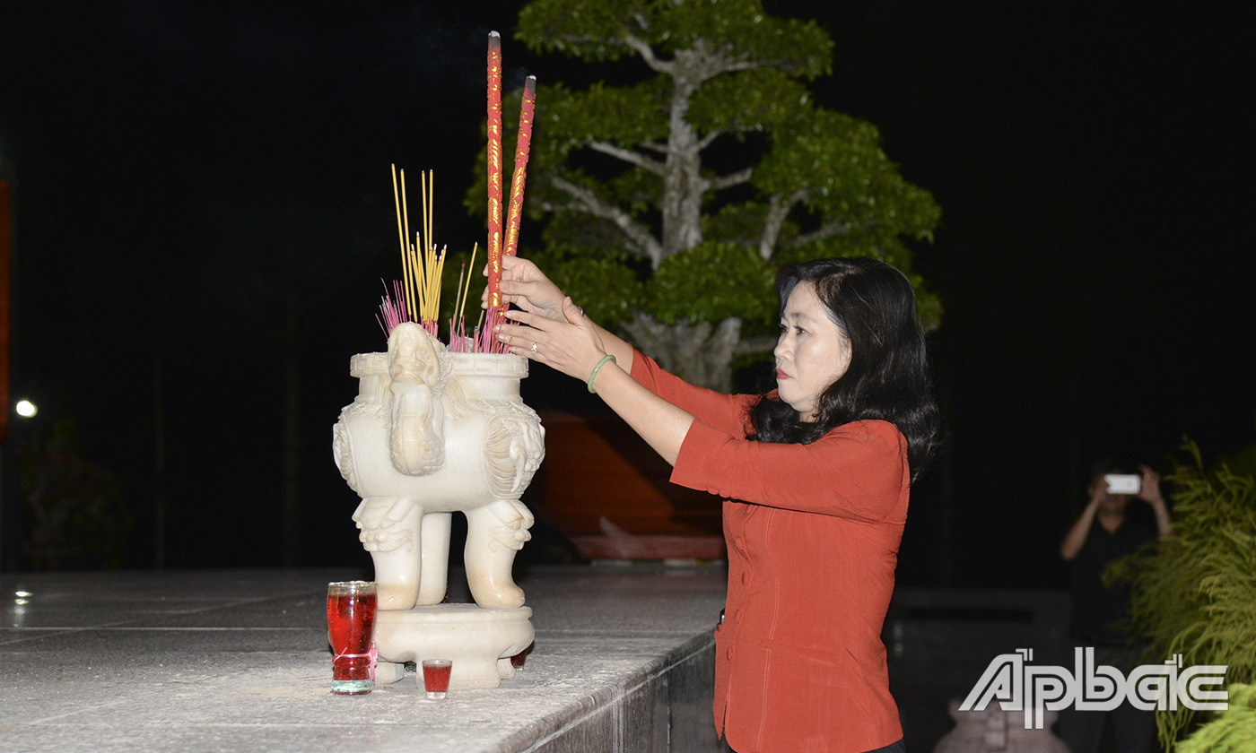 Đồng chí Châu Thị Mỹ Phương dâng hương tại Nghĩa trang Liệt sĩ tỉnh Tiền Giang.