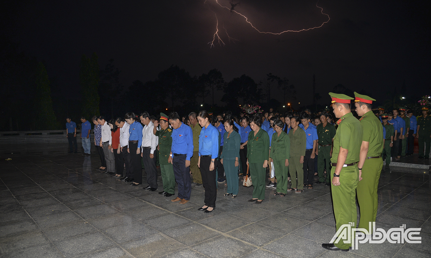 Đại biểu dành một phút mặc niệm tưởng nhớ công ơn các Anh hùng liệt sĩ.
