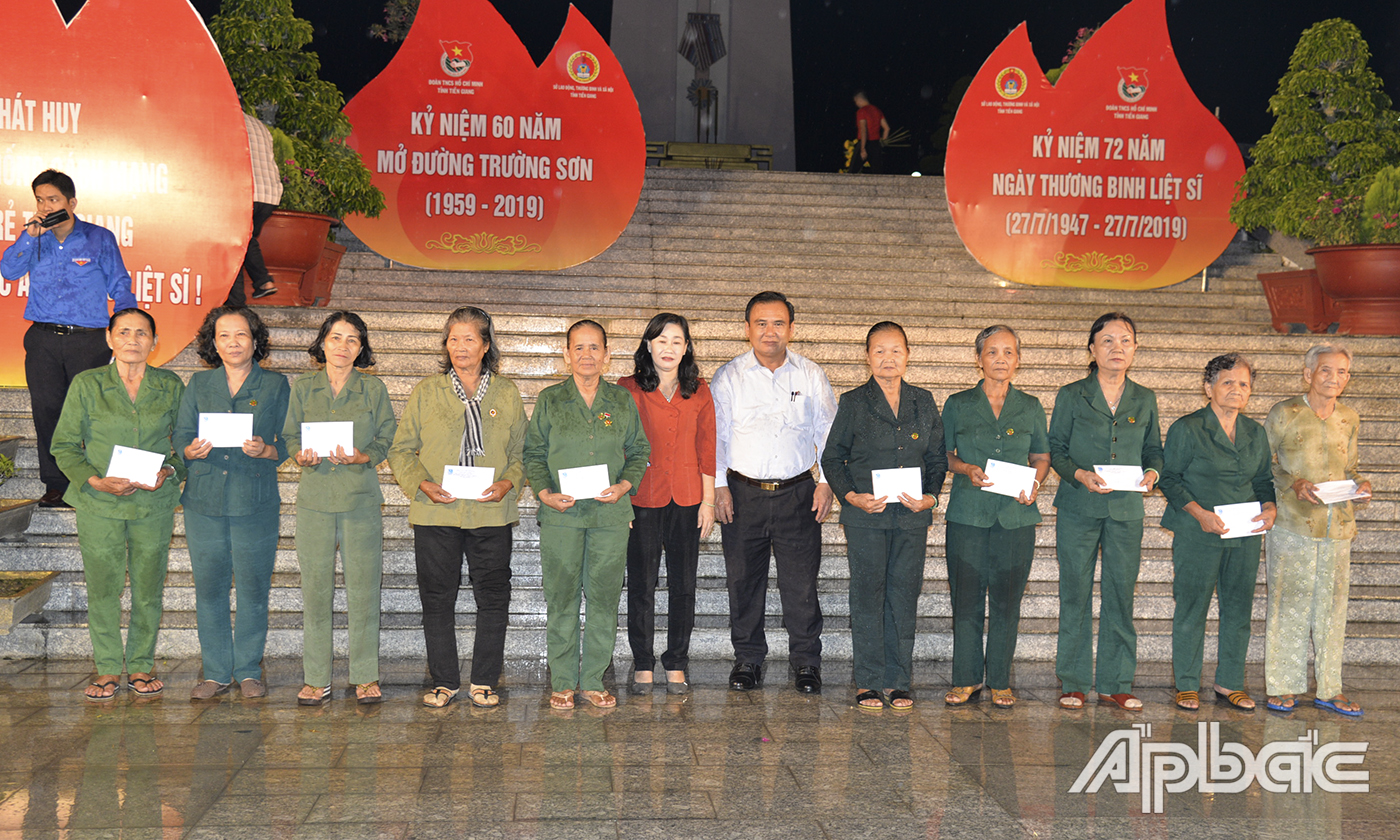Đồng chí Võ Văn Bình và đồng chí Châu Thị Mỹ Phương trao 10 phần quà cho cựu Thanh niên xung phong có hoàn cảnh khó khăn.