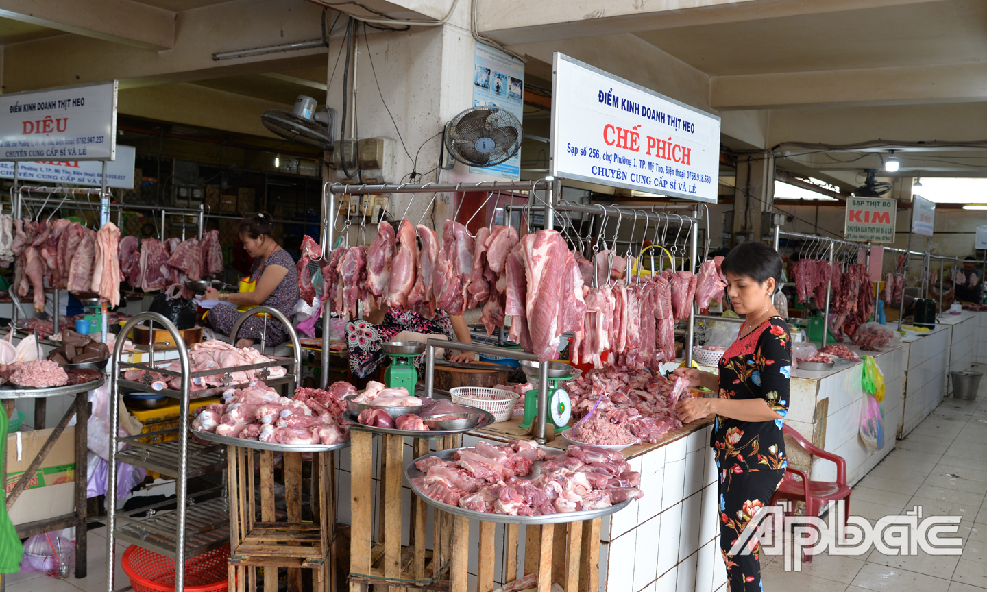 Sạp thịt heo Chế Phích tại chợ Mỹ Tho đã giảm giá nhưng số lượng bán ra vẫn giảm.