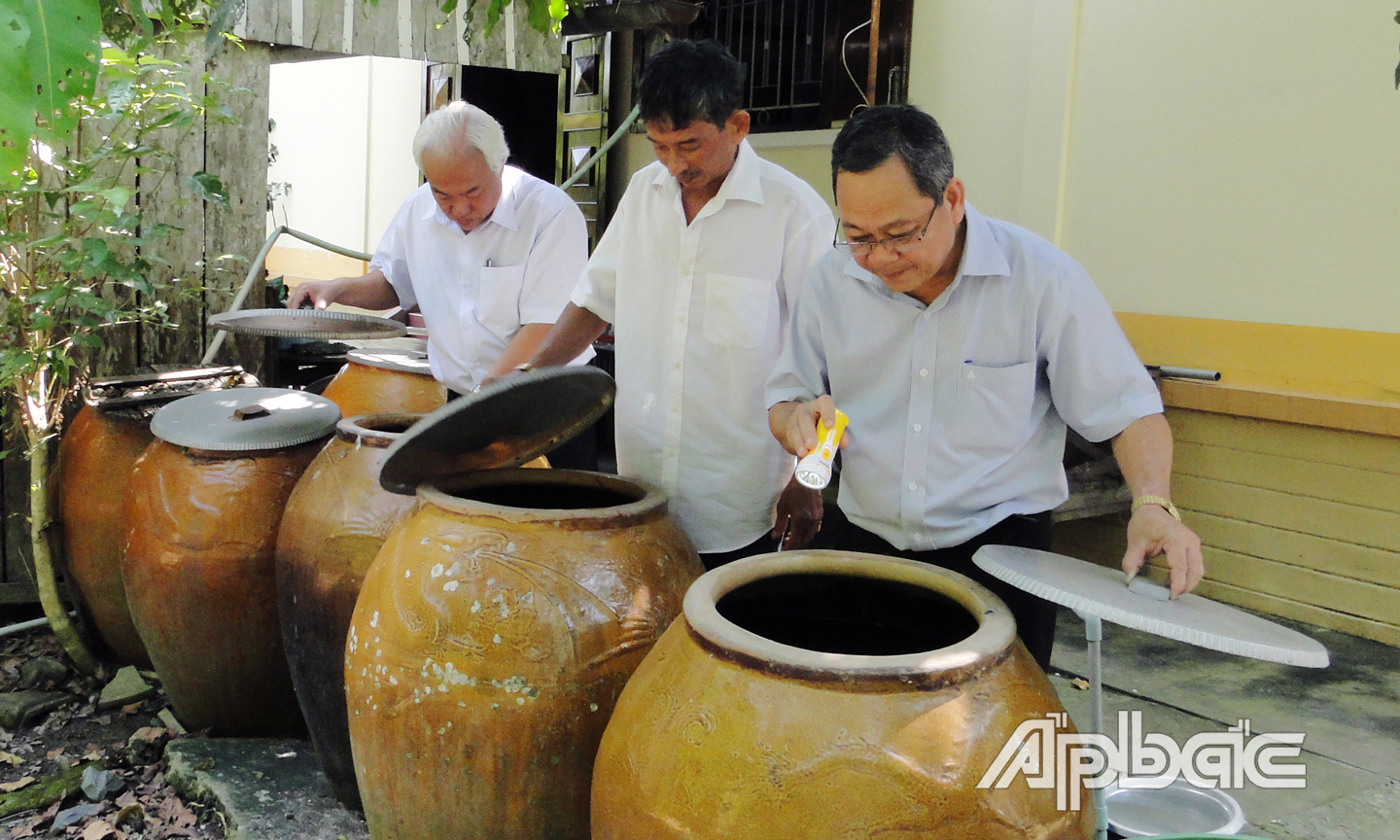 Lãnh đạo ngành Y tế tỉnh tiến hành giám sát SXH tại hộ gia đình.