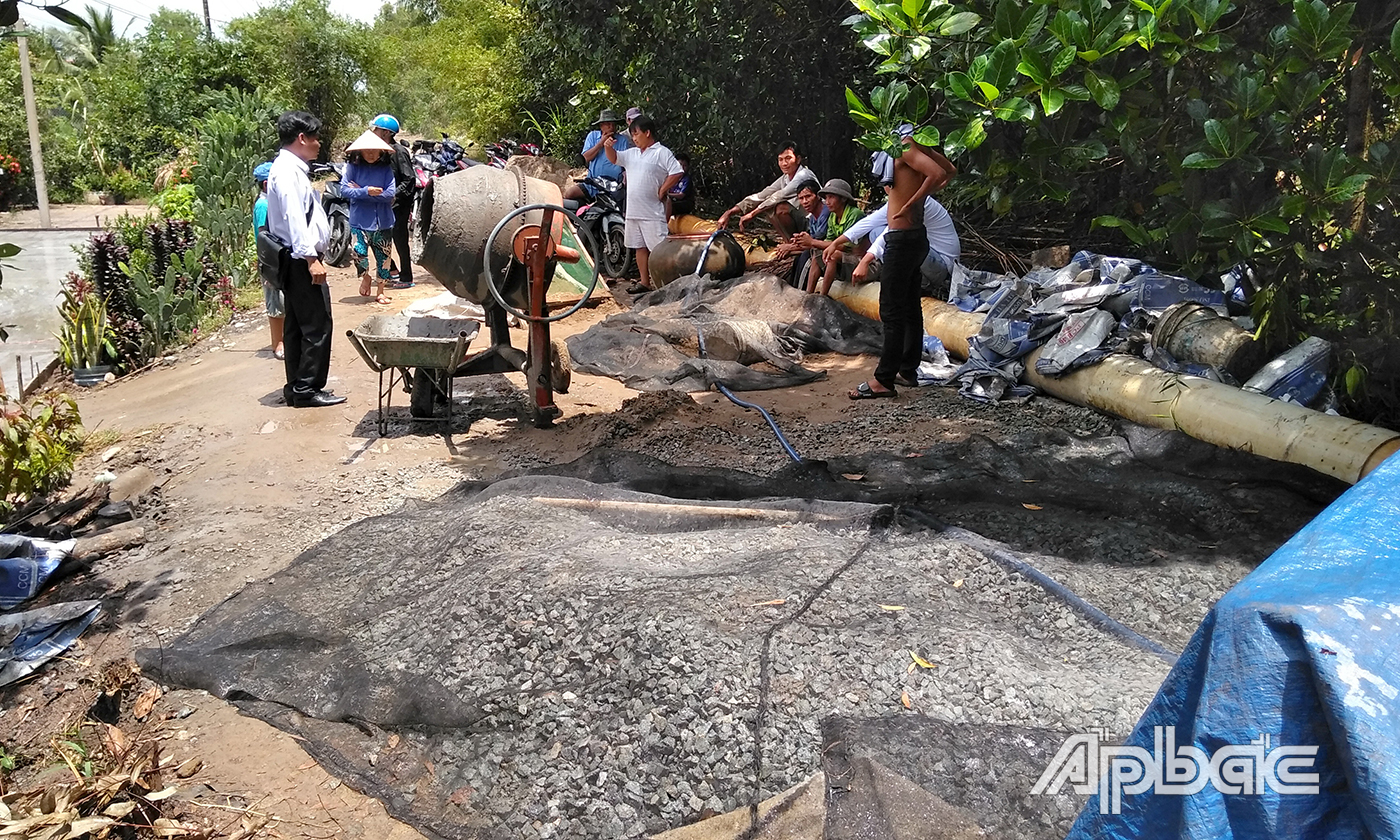 Máy trộn bê tông nơi hiện hiện trường.