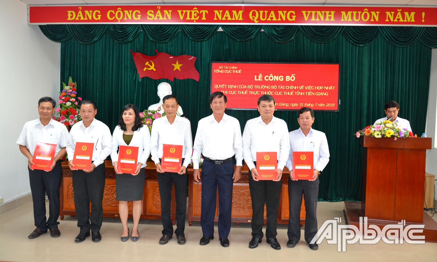 Lãnh đạo Cục Thuế tỉnh trao quyết định bổ nhiệm lãnh đạo Chi cục Thuế khu vực.