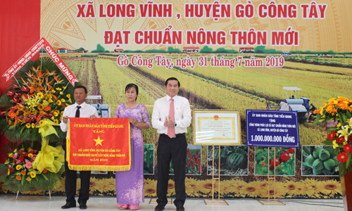 UBND tỉnh tặng cờ thi đua cho UBND xã Long Vĩnh. 