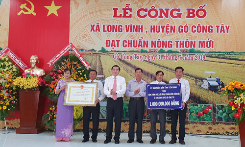 Trao Bằng công nhận xã đạt chuẩn NTM và công trình phúc lợi 1 tỷ đồng cho xã Long Vĩnh.