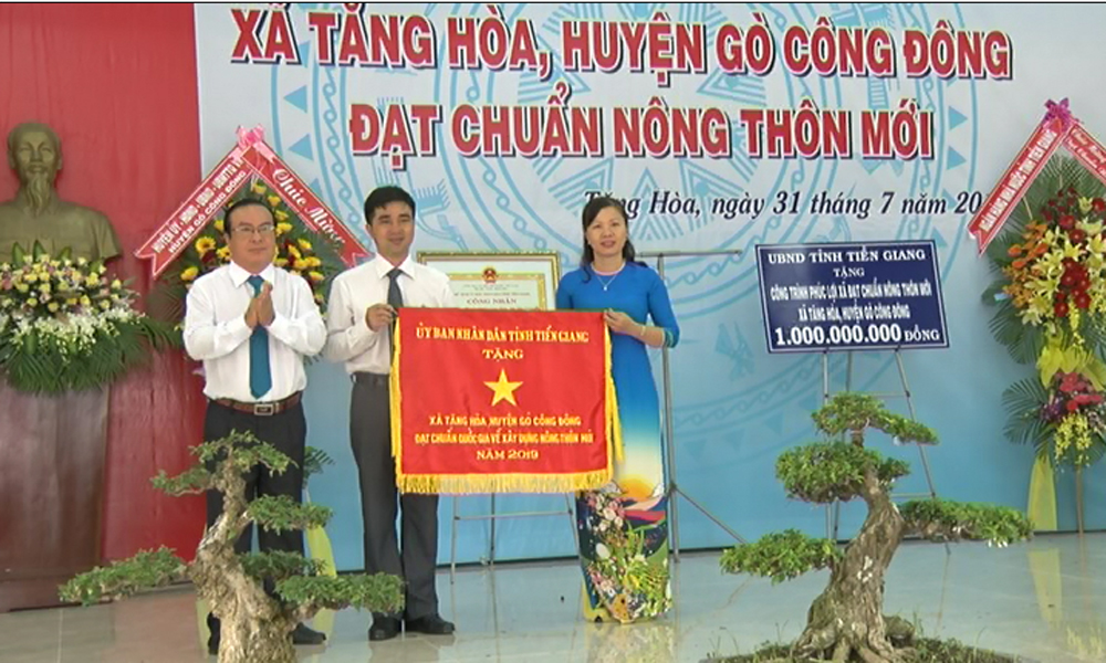 Đồng chí Phạm Anh Tuấn trao cờ thi đua của UBND tỉnh cho xã Tăng Hòa.