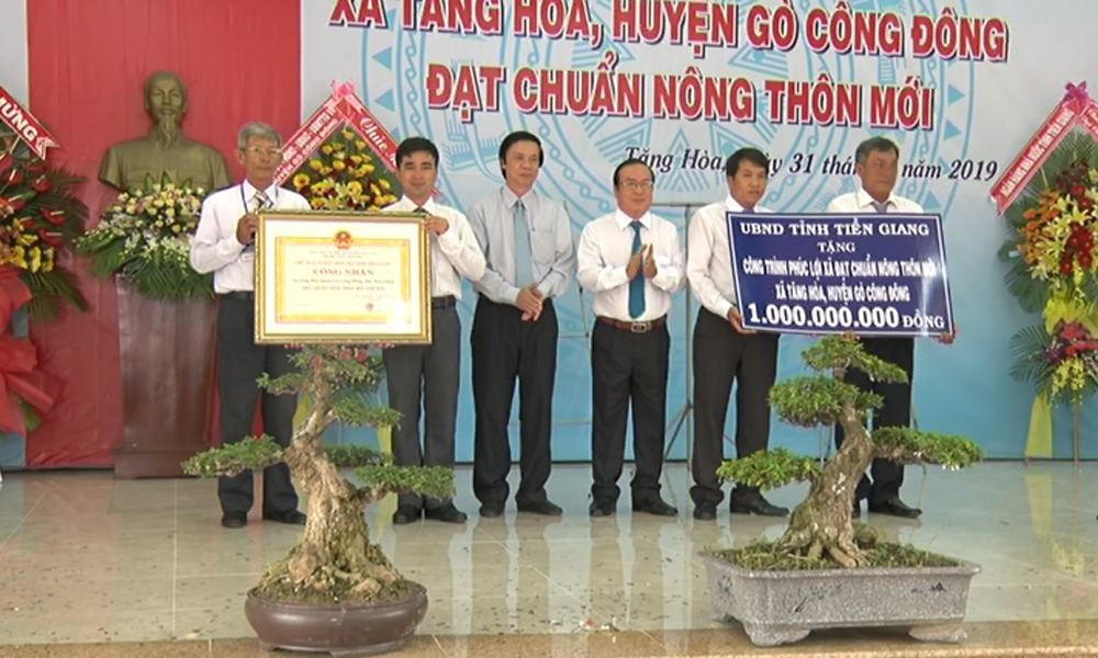 Đồng chí Nguyễn Văn Danh và đồng chí Phạm Anh Tuấn trao Bằng công nhận và công trình phúc lợi 1 tỷ đồng cho đại diện xã Mỹ Tịnh An.