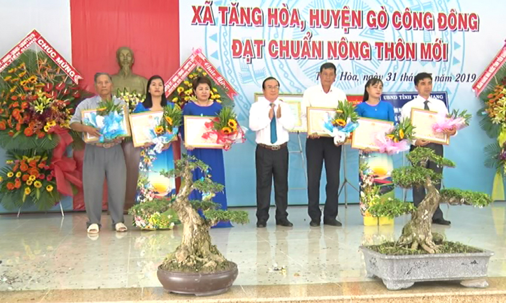Đồng chí Phạm Anh Tuấn trao Bằng khen của UBND tỉnh cho các tập thể và cá nhân có nhiều đóng góp trong xây dựng xã Tăng Hòa đạt chuẩn Nông thôn mới.