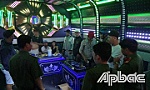 Công an huyện Chợ Gạo kiểm tra cơ sở karaoke Sao Đêm