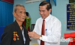 Đồng chí Lê Văn Hưởng trao Huy hiệu Đảng đợt 2-9