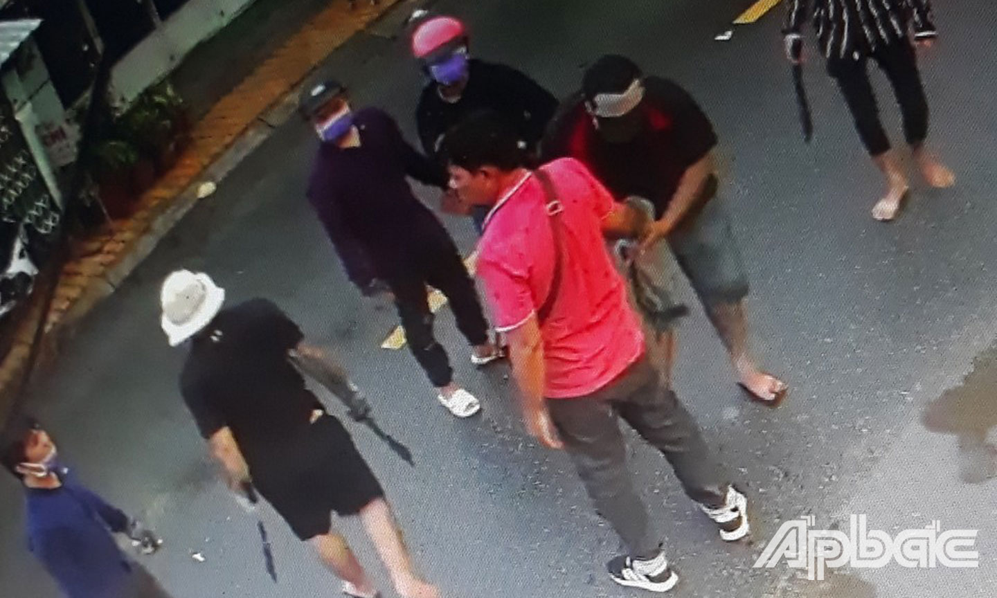 Camera ghi lại hình ảnh các đối tượng truy sát người tại tiệm cầm đồ.