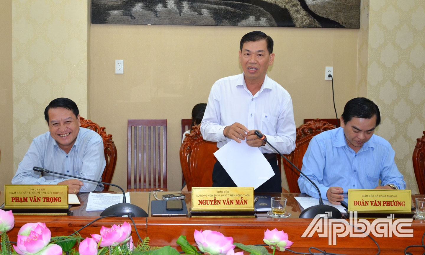 Giám đốc Sở Nông nghiệp và Phát triển nông Nguyễn Văn Mẫn thôn báo cáo về tình hình dịch tả heo châu Phi.