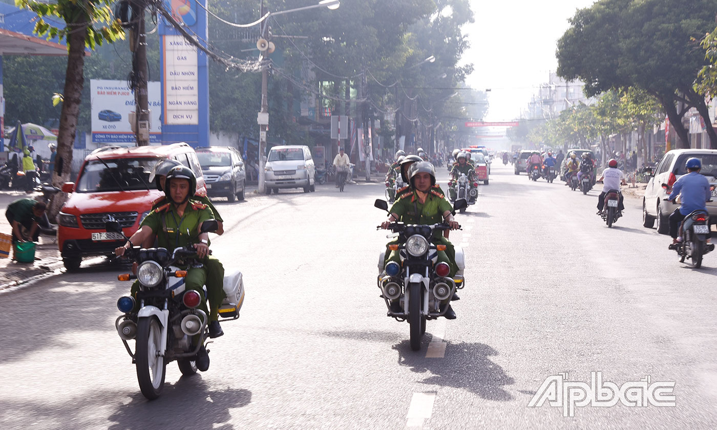 Công an tỉnh ra quân thực hiện cao điểm trấn áp, phòng ngừa tội phạm và  vi phạm, đảm bảo trật tự an toàn xã hội trên địa bàn.                Ảnh: Trọng Tín
