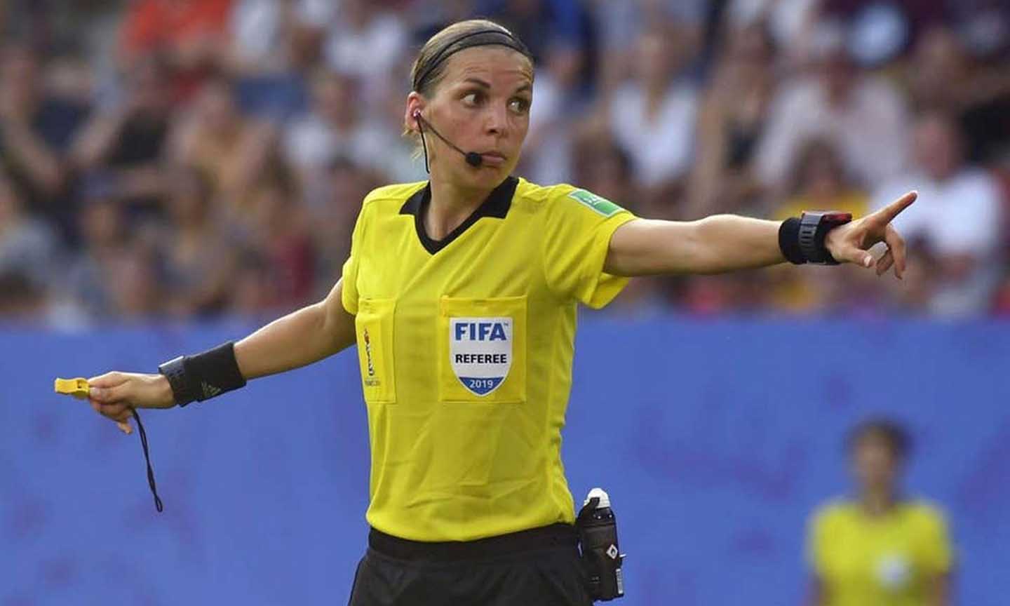 Nữ trọng tài Stephanie Frappart sẽ bắt chính trận Siêu cúp châu Âu. (Nguồn: AFP/Getty Images)
