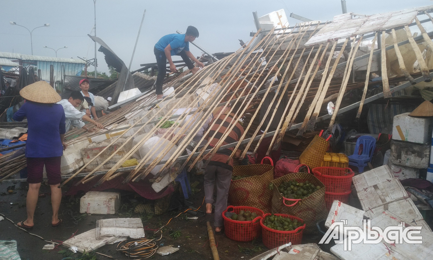 Tiểu thương Vĩnh Kim đang khắc phục hậu quả.
