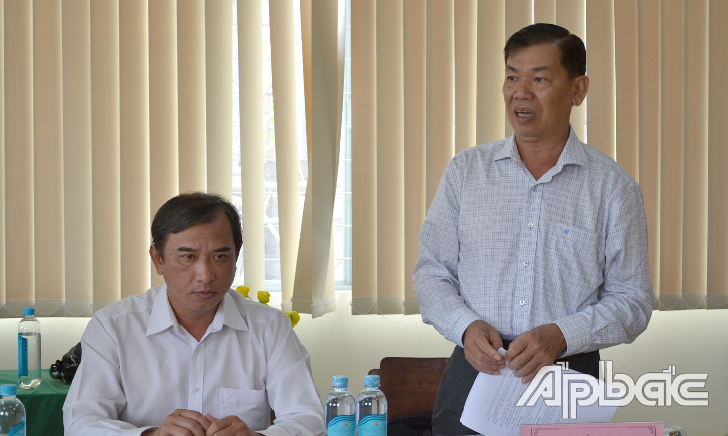 Giám đốc Sở Nông nghiệp và Phát triển nông Nguyễn Văn Mẫn thôn báo cáo về tình hình dịch tả heo châu Phi.