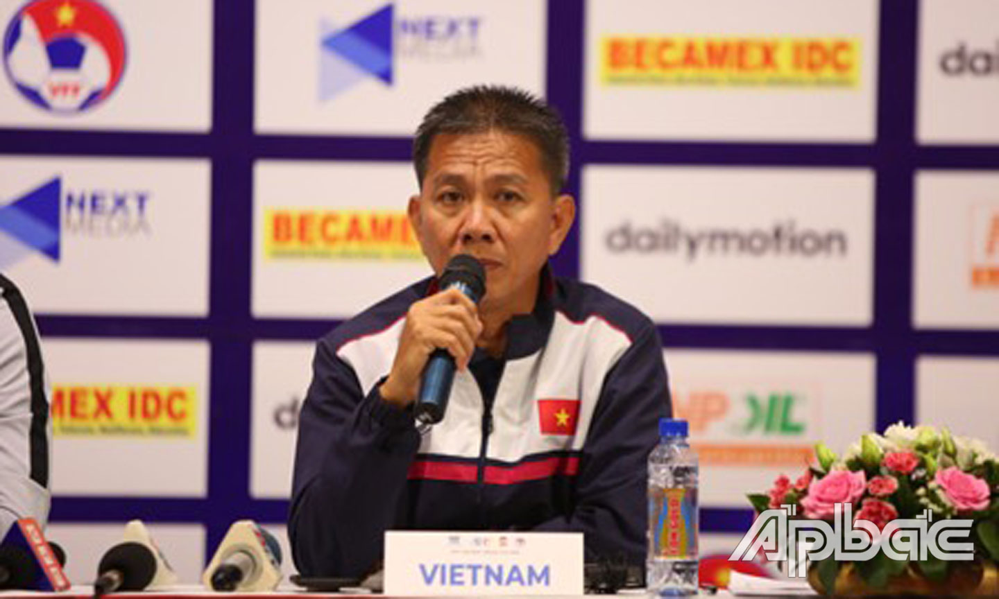 HLV Hoàng Anh Tuấn tại buổi họp báo. Ảnh: Hoàng Hùng