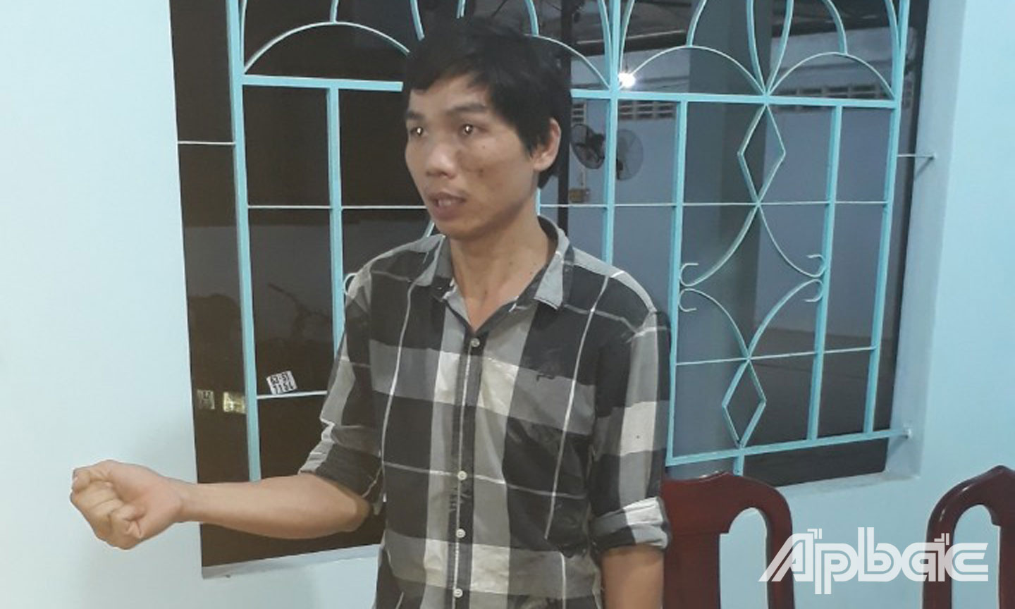 Hiếu tại cơ quan Công an.