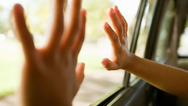 Vào một ngày hè mát mẻ, nhiệt độ bên trong một chiếc xe kín có thể nhanh chóng vượt quá 52°C. (Ảnh minh họa).