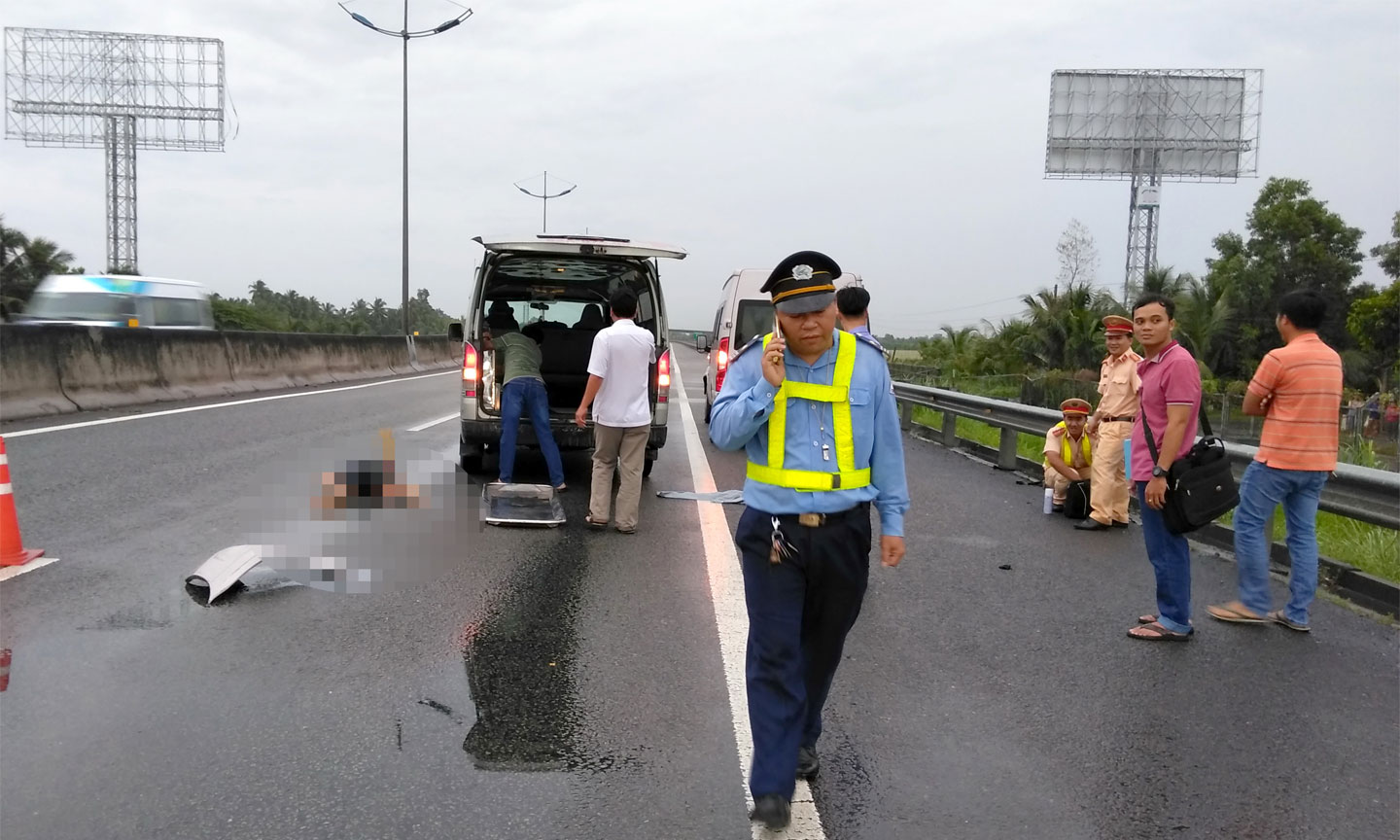 Thi thể nạn nhân được xe cứu thương đi khỏi hiện trường để phúc vụ công tác điều tra.