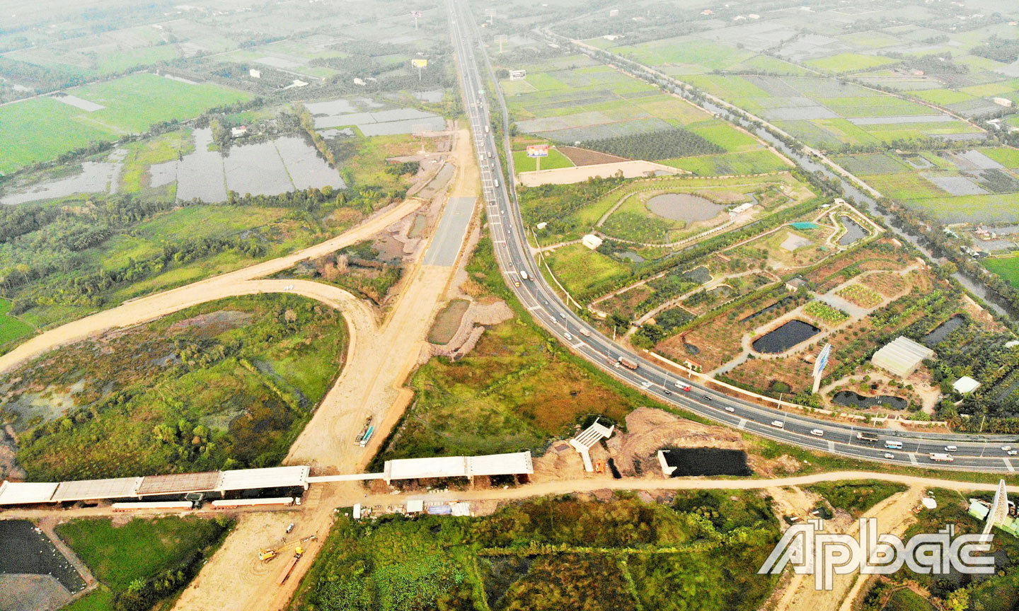 Đường cao tốc Trung Lương - Mỹ Thuận nhìn từ trên cao tại nút giao Thân Cửu Nghĩa.