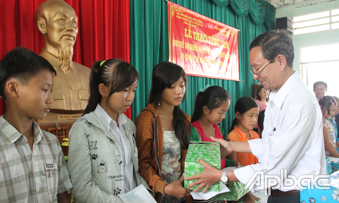 Chủ tịch Hội Bảo trợ bệnh nhân nghèo, người khuyết tật và trẻ mồ côi tỉnh Phan Văn Hà trao quà cho học sinh nghèo.