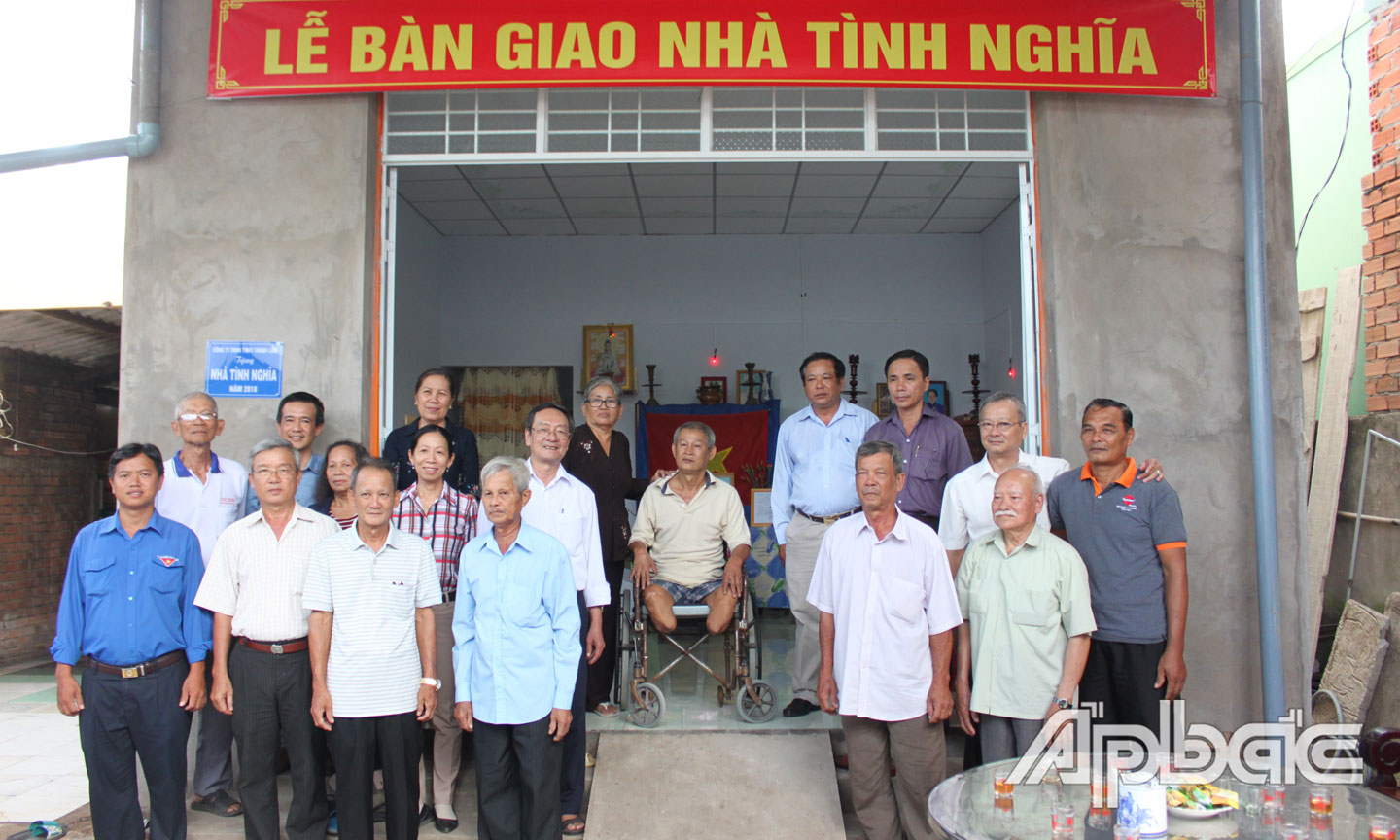Trao nhà tình nghĩa cho hộ gia đình chính sách có hoàn cảnh khó khăn. 