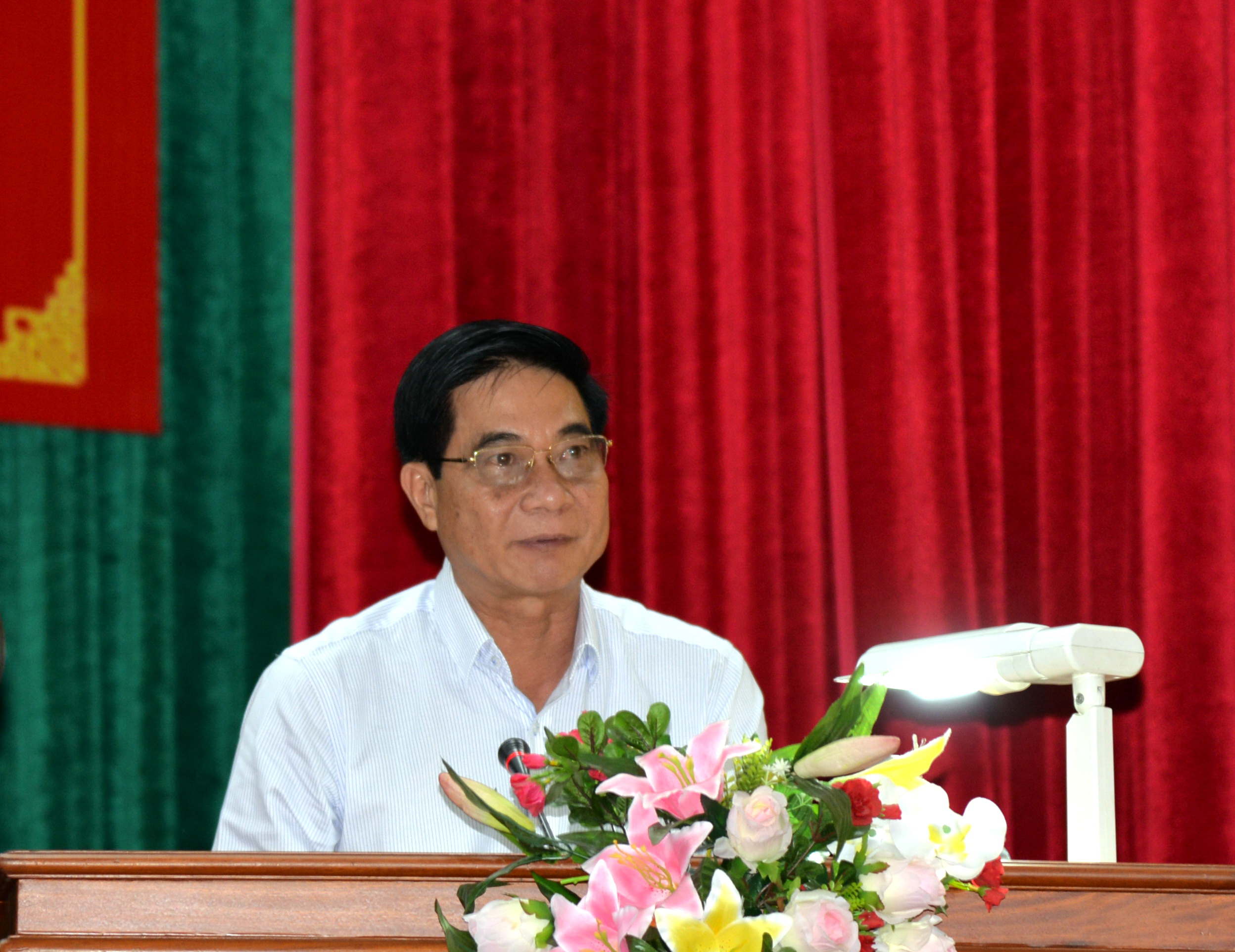 Đồng chí Nguyễn Văn Nhã, Ủy viên Thường vụ, Trưởng ban tổ chức Tỉnh ủy thông qua kế hoạch của Ban thường vụ Tỉnh ủy triển khai Chỉ thị 35 của Bộ chính trị và quyết định thành lập các  tiểu ban phục vụ đại hội Đảng bộ tỉnh lần thứ 11