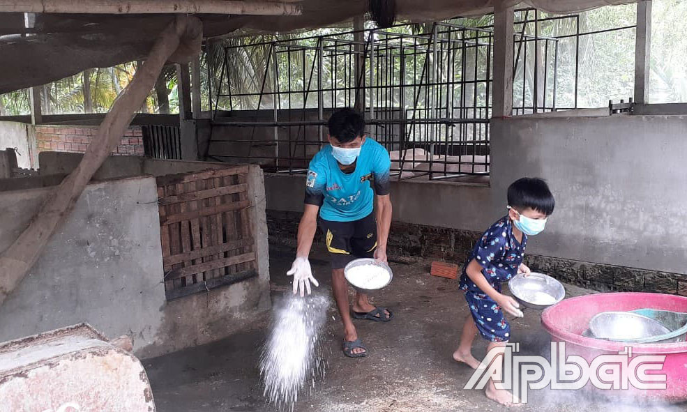 Người dân rải vôi trong khu vực trang trại để phòng, chống bệnh dịch tả heo châu Phi.