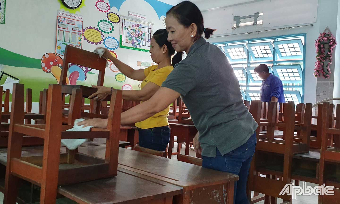 Trường Tiểu học Lê Quý Đôn khẩn trương lau chùi bàn ghế chuẩn bị năm học mới. 