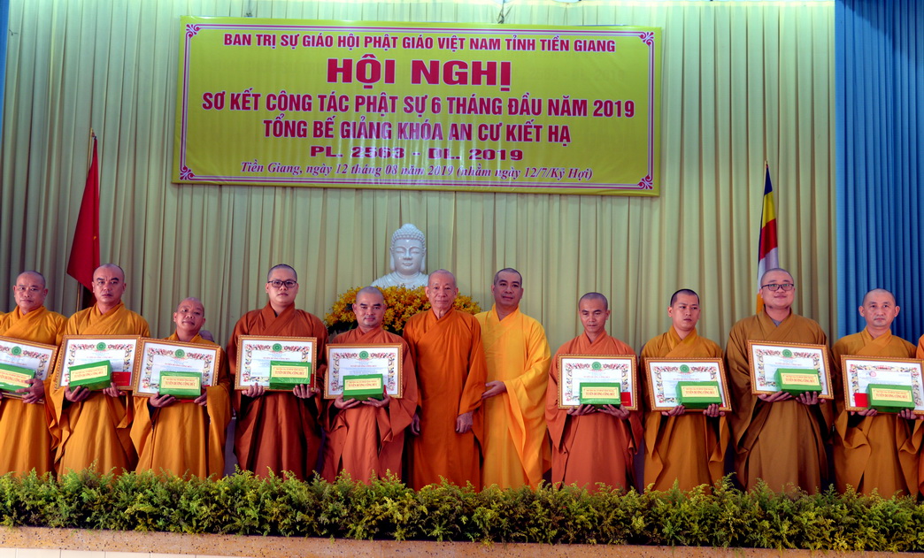 Đại diện trường hạ trao tặng thưởng của Ban Trị sự Phật giáo tỉnh cho các vị tăng có thành tích tu học xuất sắc