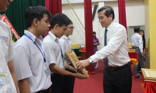 Chủ tịch UBND tỉnh tặng Bằng khen cho các cá nhân và tâp thể. 