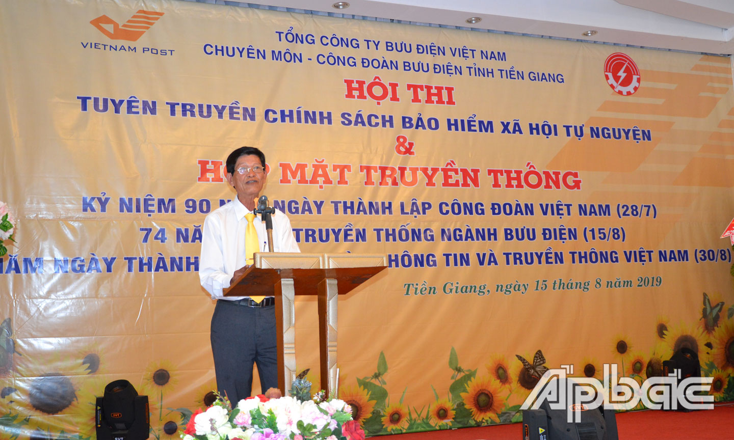 Lãnh đạo Bưu điện tỉnh phát biểu tại buổi họp mặt.